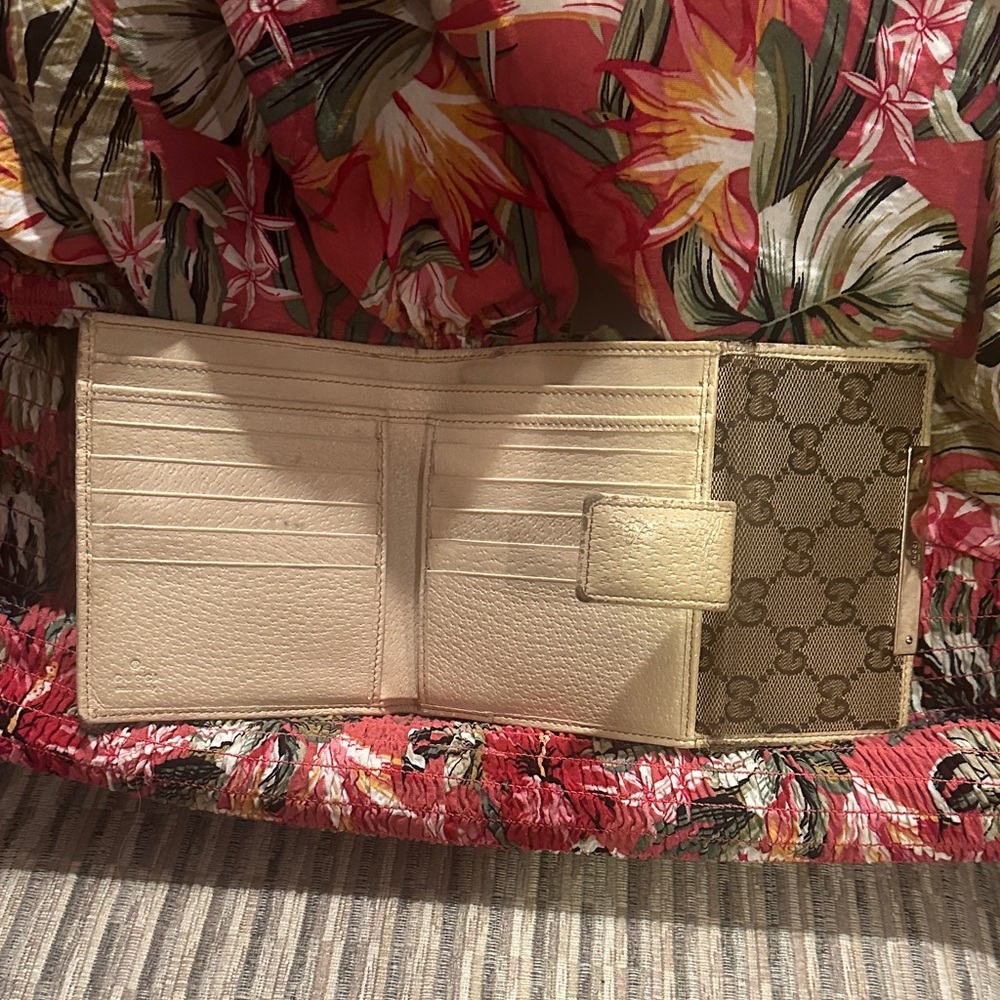 Gucci Beige and Brown Monogram Wallet - Picture 2 of 7